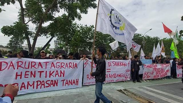 Mahasiswa melakukan aksi demo di DPRD Kalbar, Rabu (6/7) menuntut ditundanya UU Rancangan KUHP