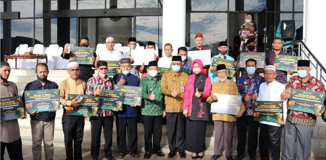 Wakil Gubernur Klabar Ria Norsan menyerahkan sapi kurban kepada para pengurus masjid yang menerima secara simbolis di halaman Kantor Gubernur Kalbar, Kamis (7/7)