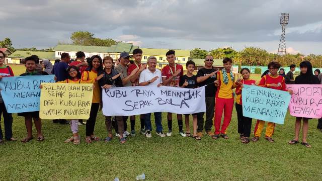 Bupati Kubu Raya Muda Mahendrawan bersama atlet sepak bola dan supporter di laga final setelah cabor sepak bola meraih emas di Popda Kalbar.