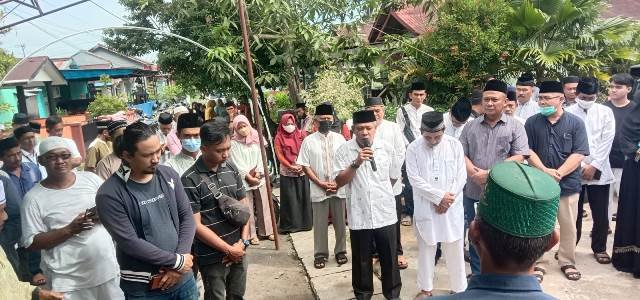 Bupati Kubu Raya Muda Mahendrawan saat memberikan sambutan ketika melayat almarhum Kepala Dinas Transmigrasi dan Tenaga Kerja (Distranaker) Gandhi Satyagraha, Minggu (3/7).