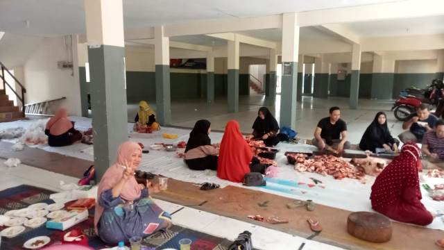 Warga Muhammadiyah dari civitas Universitas Muhammadiyah Pontianak yang melakukan pemotogan hewan kurban usai salat Idul Adha, Sabtu (9/7)