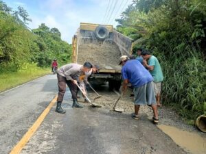 Personel Polsek Belimbing Perbaiki Jalan Rusak