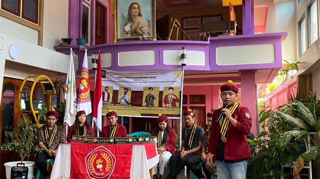 Perhimpunan Mahasiswa Kristen Republik Indonesia (PMKRI) Cabang Pontianak mengeluarkan pernyataan sikap terkait keputusan Dirjen Binmas Katolik Kemenag RI yang akan membekukan dua SMA Katolik di Kalbar.