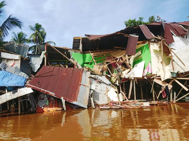 Satu Orang Meninggal Akibat Rumah Ditabrak Ponton