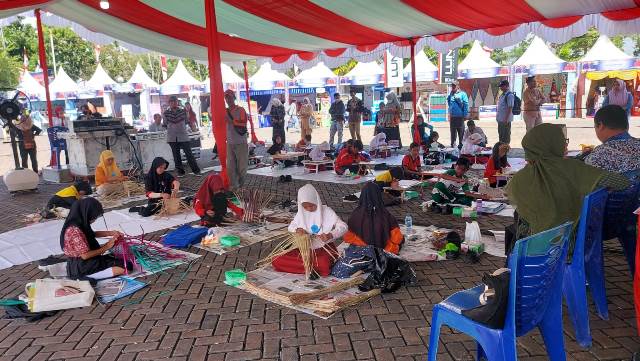 siswa SD di Kubu Raya mengikuti seleksi Festival dan Lomba Seni Siswa Nasional (FLS2N) bertepatan dengan peringatan HUT ke-15 Kabupaten Kubu Raya yang digelar sejak tanggal 17 - 20 Juli 2022 di halaman Kantor Bupati Kubu Raya.