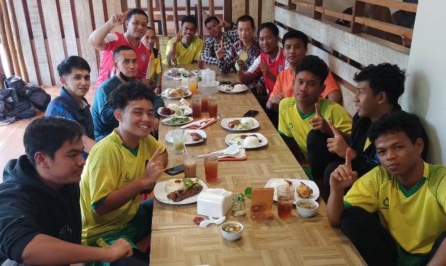Ketua KONI Kubu Raya menjamu para atlet sepak takraw Kubu Raya yang berhasil meraih medali emas mengalahkan Mempawah di Popda Kalbar, Sabtu (2/7)