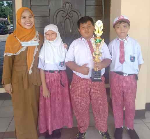 Siswa SD Indonesia Muda yang berhasil meraih juara dua Lomba Cerdas Cermat (LCC) tingkat Kecamatan Sui Raya