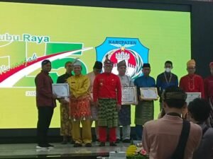 Teguh Terima Penghargaan PLKB dari Pemkab Kubu Raya
