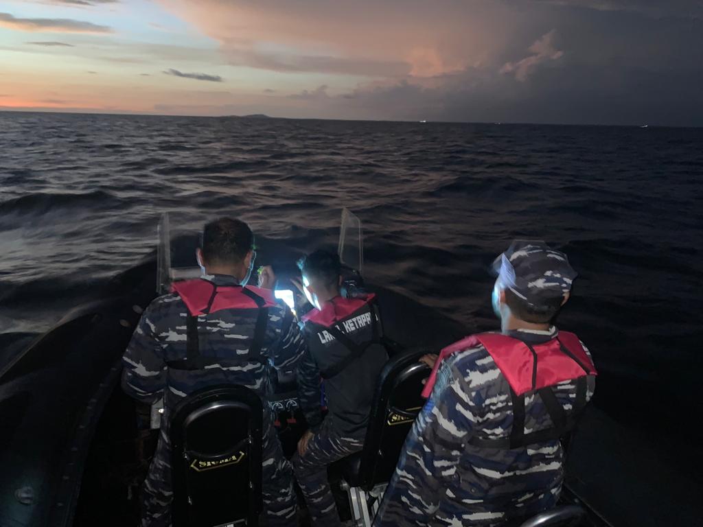 Personel TNI AL yang sedang melakukan operasi SAR terhadap kapal tugboat Rita 103 yang tenggelam pada Kamis (21/7) di perairan Ketapang.