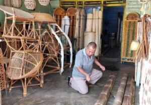 Pengrajin Anyaman Rotan di Kalbar Langka