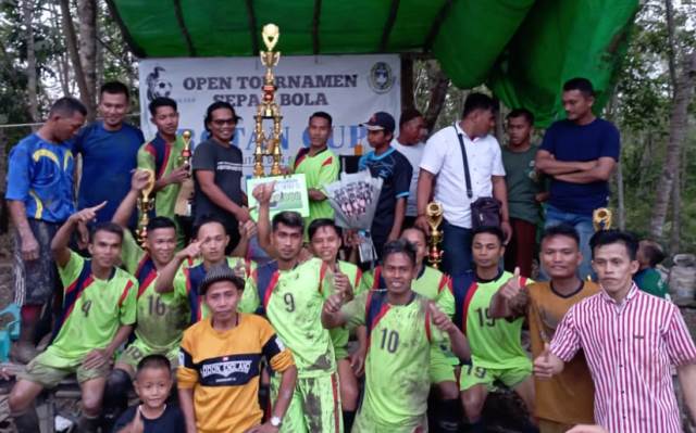 Tim OK FC akhirnya berhasil meraih juara di turnamen sepak bola Rotan Kapuas Cup I yang digelar oleh sebuah lembaga kemasyarakat Rotan Kapuas di Desa Sui Enau Kecamatan Kuala Mandor B, Minggu (17/7)