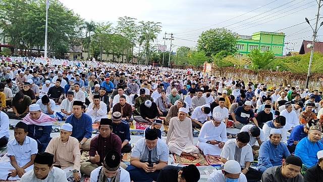 Ribuan umat Islam di Kota Sanggau melaksanakan salat Iduladha 1443 Hijriah di halaman kantor Bupati Sanggau, Minggu (10/7) pagi.