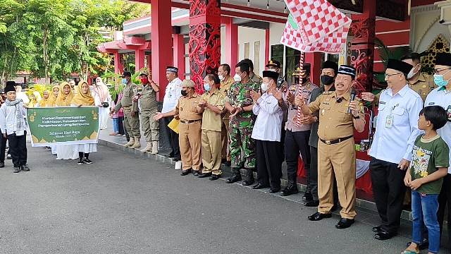 Wakil Bupati Sanggau Yohanes Ontot saat melepas peserta pawai takbir berbusana muslim dan muslimah, Senin (11/7).
