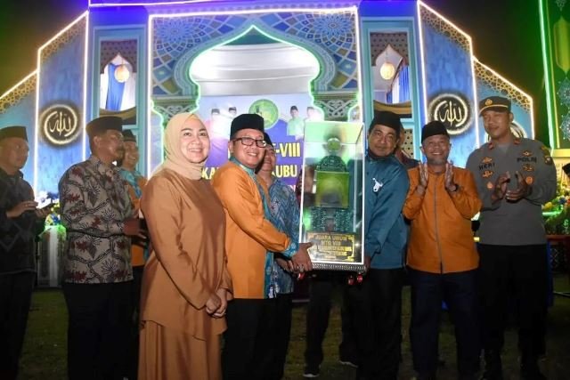 Wakil Bupati Kubu Raya menyerahkan piala juara umum kepada Camat Sui Kakap saat penutupan MTQ VIII di Terentang, Selasa (5/7).