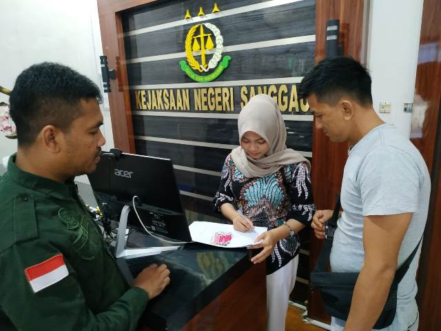 Warga Sanggau yang ikut mendaftar gowes adhiyaksa di Kantor Kejari Sanggau, Kamis (14/7)