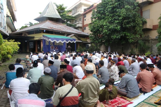 Ratusan warga Muhammadiyah melaksanakan salat Idul Adha di halaman Masjid Universitas Muhammadiyah Pontianak (UMP) Kota Pontianak, Sabtu (9/7) pagi.