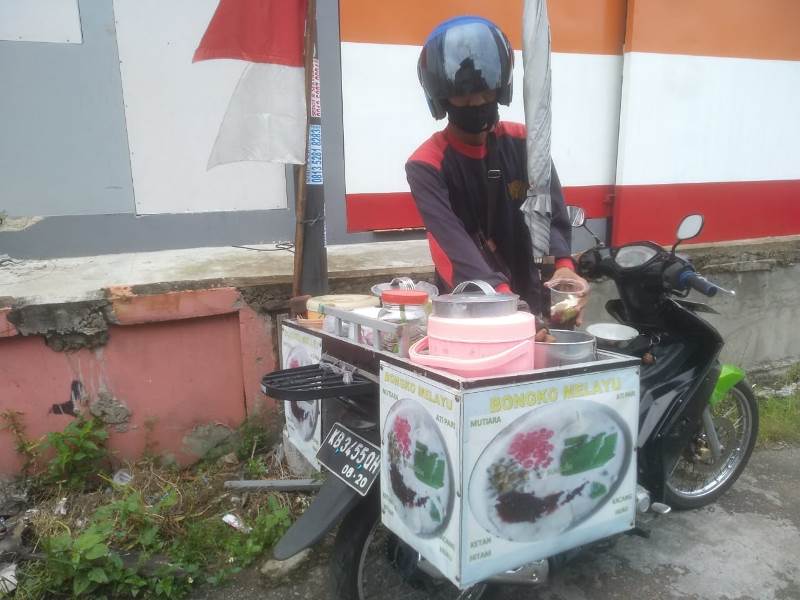 Arifin remaja berusia 18 tahun yang baru lulus sekolah ini tak pernah ada kata malu dan sungkan untuk mencari nafkah dengan berjualan bongko Melayu