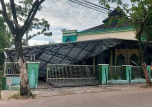 Kanopi Masjid Roboh Ditimpa Pohon