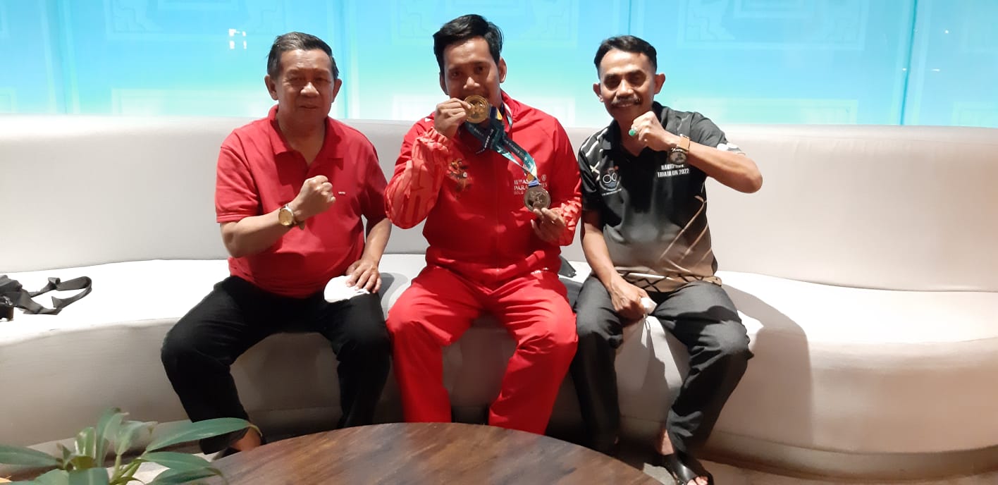 Plt Kepala Disporapar Sukiman dan Kabid Olahraga Isamudin bersama atlet Kubu Raya yang meriah medali di Asean Para Games 2022.
