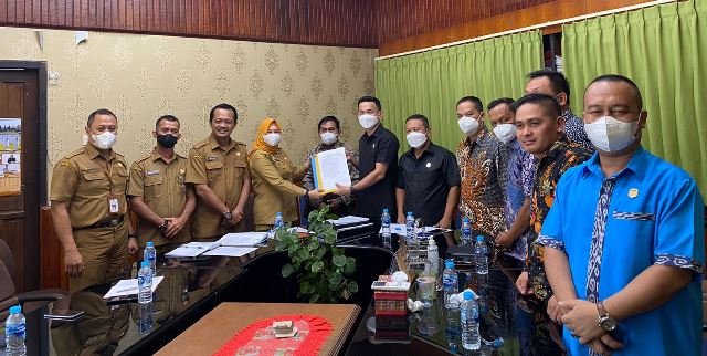 Pemkab dan DPRD Sintang menyerahkan berkas penetapan Melkianus sebagai Wakil Bupati (Wabup) Sintang ke Pemerintah Provinsi (Pemprov) Kalimantan Barat (Kalbar).