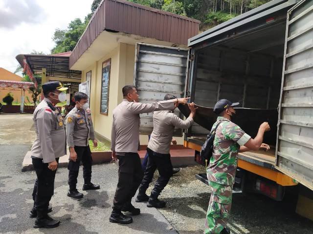 Personel Polres Sanggau dan TNI saat memindahkan serpihan dduga roket Cina Long March 5B yang akan diteliti oleh BRIN di Pontianak, Jumat (5/8).