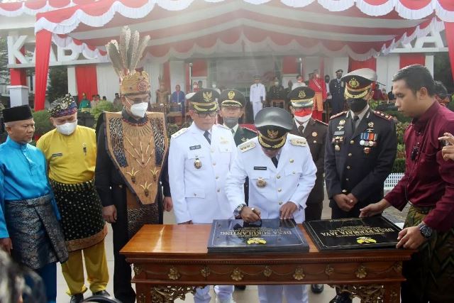 Bupati Kubu Raya Muda Mahendrawan saat menanda tangani prasasti lima desa baru yang telah keluar Kode Desa. Kelima desa ini juga akan mengikuti Pilkades serentak bersama 21 desa lainnya pada tahun 2023.