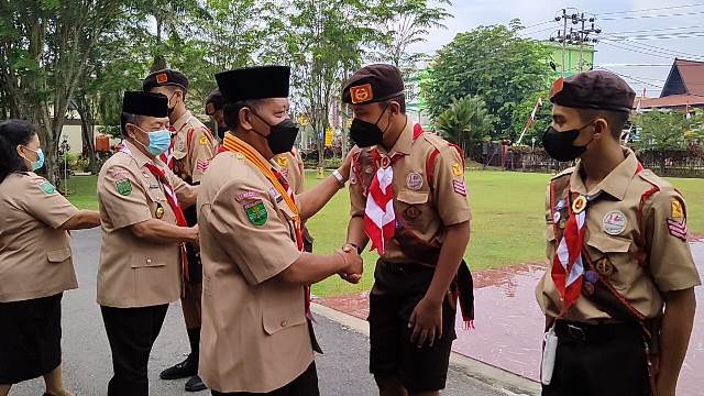 Ketua Kwarcab Pramuka Sanggau Paolus Hadi saat melepas kontingan Kwarcab Sanggau Kamis (11/8) untuk mengikuti Jambore Nasionall (Jamnas) di BUmi Perkemahan Cibubur.