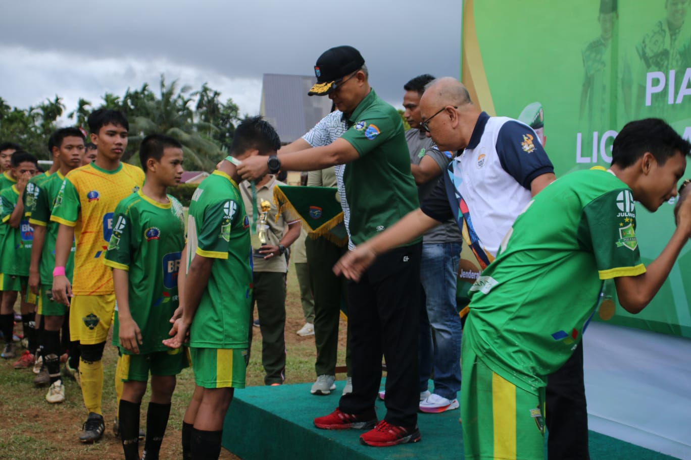 Kasdam XII/Tanjungpura Brigjen TNI Djauhari menyerahkan medali kepada pemain kesebelasan Pondok Pesantren Darul Ma'arif Sintang yang keluar sebagai juara Liga Santri PSSI Wilayah Kalimantan Barat (Kalbar), Sabtu (27/8).
