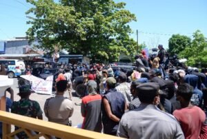 Warga Perhuluan Demo BBM Bersubsidi Langka