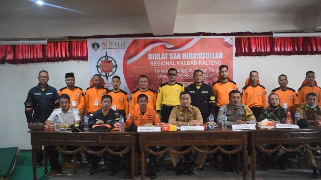 Hidayatullah Regional Kalbar - Kalteng melatih sejumlah relawan di Ketapang teknik melakukan Operasi Search and Rescue (SAR) atau pencarian dan pertolongan selama 10 hari sejak 15 Agustus 2022.