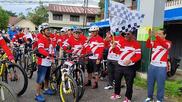 Bupati Sanggau Paolus Hadi didampingi Kepala Kejari Sanggau Anton Rudiyanto melepas peserta fun bike merah putih, Minggu (14/8)