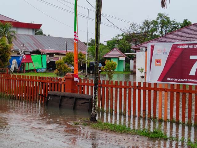 Halaman Kantor Pos Sanggau yang mengalami banjir setelah hujan lebat melanda Kota Sanggau selama tiga hari. Kondisi ini diperparah dengan kemungkinan gorong-gorong yang tersumbat