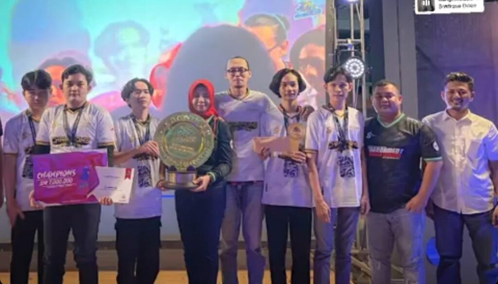 Tim Hardclone X yang berhasil meraih juara di Turnamen Esports Mobile Legend Piala Gubernur Kalbar setelah berhasil menundukan tim terkuat di Kalbar HFX di grand final pada Minggu (28/8) malam dengan skor 3-2.