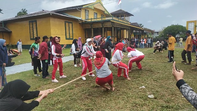 Antusias masyarakat mengikuti lomba dan hiburan rakyat yang digelar Kerajaan Matan Tanjungpura di halaman keraton pada Minggu (28/8) dalam rangka memeriahkan HUT ke-77 Kemerdekaan RI