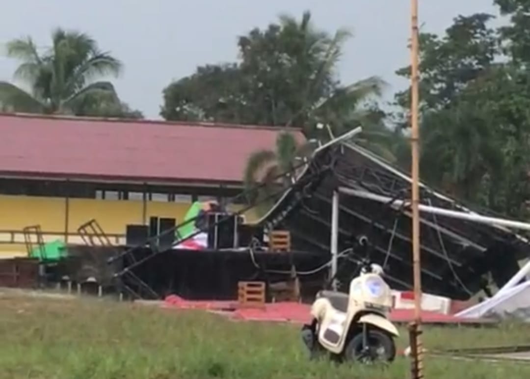 Hujan es yang melanda di Desa Tanjung Merpati Kecamatan Kembayan mengakibatkan sebuah panggung roboh pada Jumat (12/8).