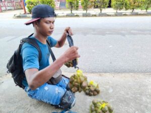 Demi Beras Sang Ibu, Iwan Rela Berjualan Dengan Cara Ngesot