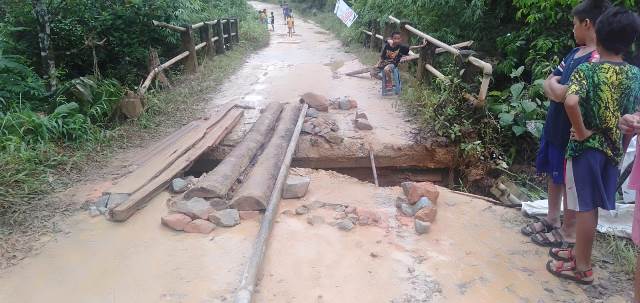 Akses infrastruktur dari Desa Mawang ke Desa Mengkiang dan Desa Kambong putus, terutama bagi kendaraan roda empat tidak bisa lagi lewat.