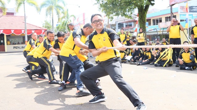 Kapolres Ketapang AKBP Yani Permana saat mengikuti perlombaan tarik tambang dalam rangka memeriahkan HUT ke-74 Polwan di Mapolres Ketapang, Sabtu (20/8)