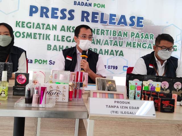 Kepala Loka Pengawas Obat dan Makanan (POM) Kabupaten Sanggau Erik Budianto Tampubolon saat pers rilis, Rabu (3/8) yang mengungkapkan temuan 119 item kosmetik ilegal di Kabupaten Sanggau dan Sekadau.