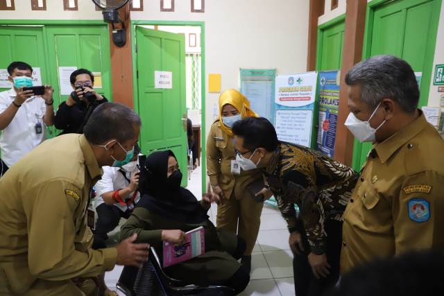 Menteri Kesehatan Republik Indonesia (Menkes RI) Budi Gunadi Sadikin saat meninjau pelayanan kesehatan di Puskesmas Sui Durian di Kabupaten Kubu Raya.