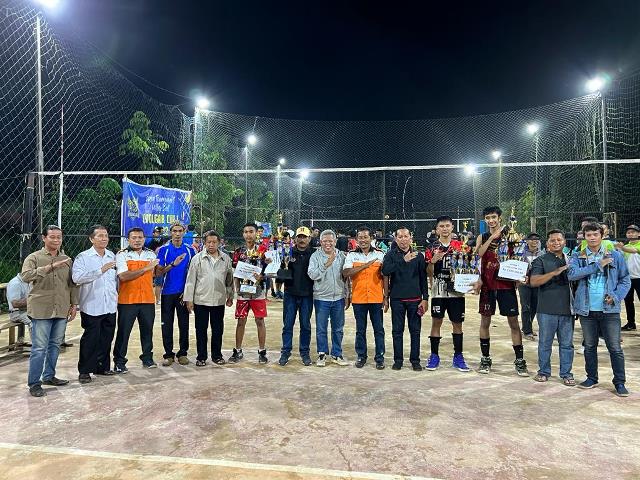 Bupati Kubu Raya Muda Mahendrawan saat menghadiri penutupan turnamen bola voli Ivolgab Cup di Desa Jawa Tengah yang keluar sebagai juara tim dari Padang Tikar Kecamatan Batu Ampar.