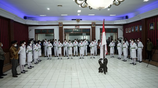 Bupati Sanggau Paoulus Hadi mengukuhkan 27 anggota Pasukan Pengibar Bendera Pusaka (Paskibraka) yang akan menjalankan tugasnya pada saat upacara memperingati HUT ke--77 Kemerdekaan Republik Indonesia (RI) pada Rabu 17 Agustus 2022.
