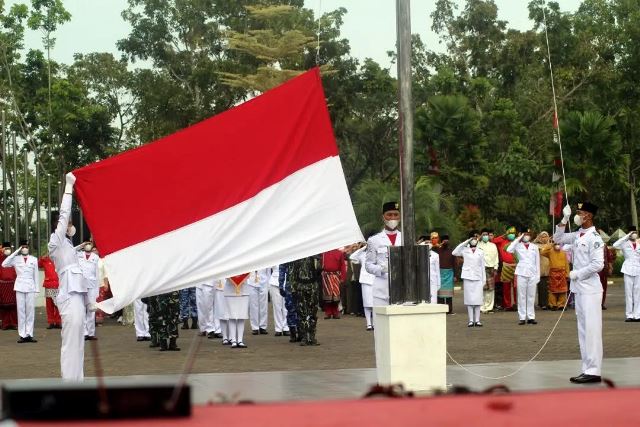 Paskibraka yang langsung sigap memperbaiki bendera merah putih yang sempat tergulung saat akan dibentakan untuk dikibarkan pada upacara memperingati HUT ke-77 Kemerdekaan RI,