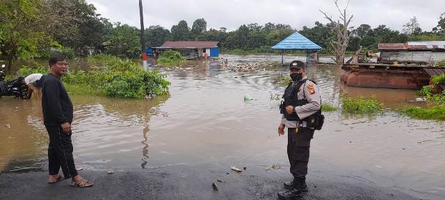 Personel Polres Melawi melakukan patroli pengecekan debit air Sui Melawi dan Sui Pinoh yang naik seiring tingginya intensitas hujan.