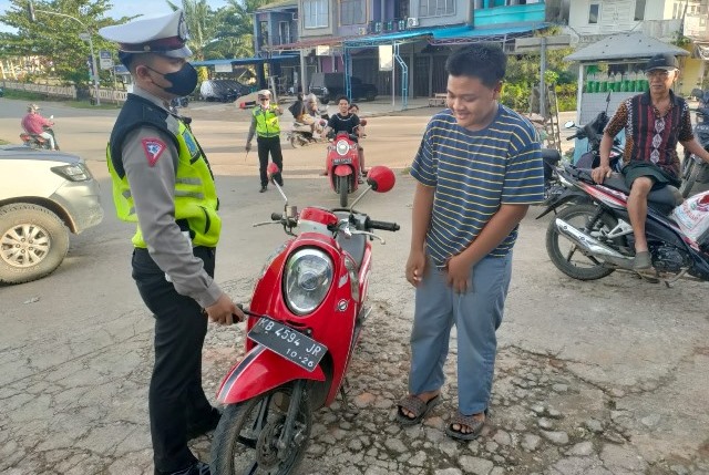Personel Satlantas Polres Melawi melakukan penindakan terhadap pelanggar lalu lintas yang dikenakan sanksi dengan sistem tilang elektronik (e-tilang).