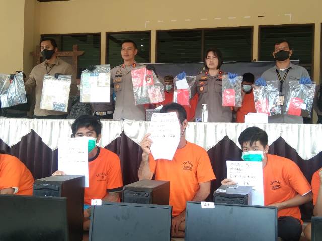 Polres Kubu Raya mengamankan sembilan orang tersangka pelaku judi online di Desa Kapur Kecamatan Sui Raya.