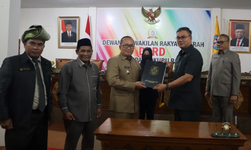 Ketua DPRD Kubu Raya Agus Sudarmansyah didampingi Wakil Ketua DPRD menyerahkan SK Perda Kecamatan Kumpai Raya dan Teluk Air yang telah disahkan kepada Wakil Bupati Kubu Raya Sujiwo dalam rapat paripurna, Senin (28/8)