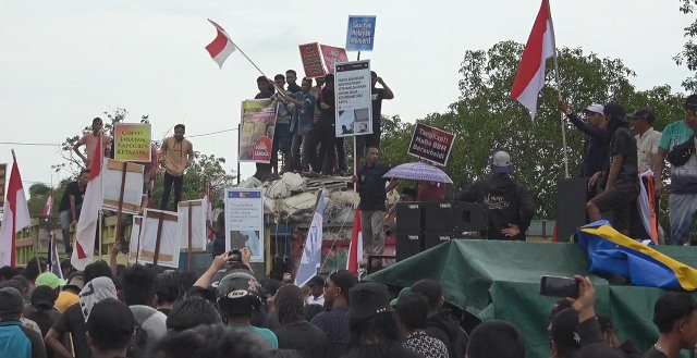 Ratusan supir truk yang tergabung Organisasi Angkutan Darat (Organda) Ketapang melakukan aksi unjuk rasa terkait kelangkaan BBM, Rabu (3/8).