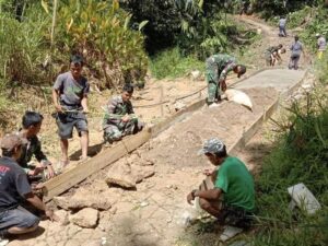 TNI Perbaiki Jalan Rusak di Perbatasan RI – Malaysia