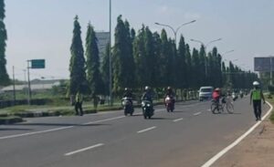 TNI – Polri Sterilisasi Jalan Amankan Kedatangan Jokowi ke Kalbar